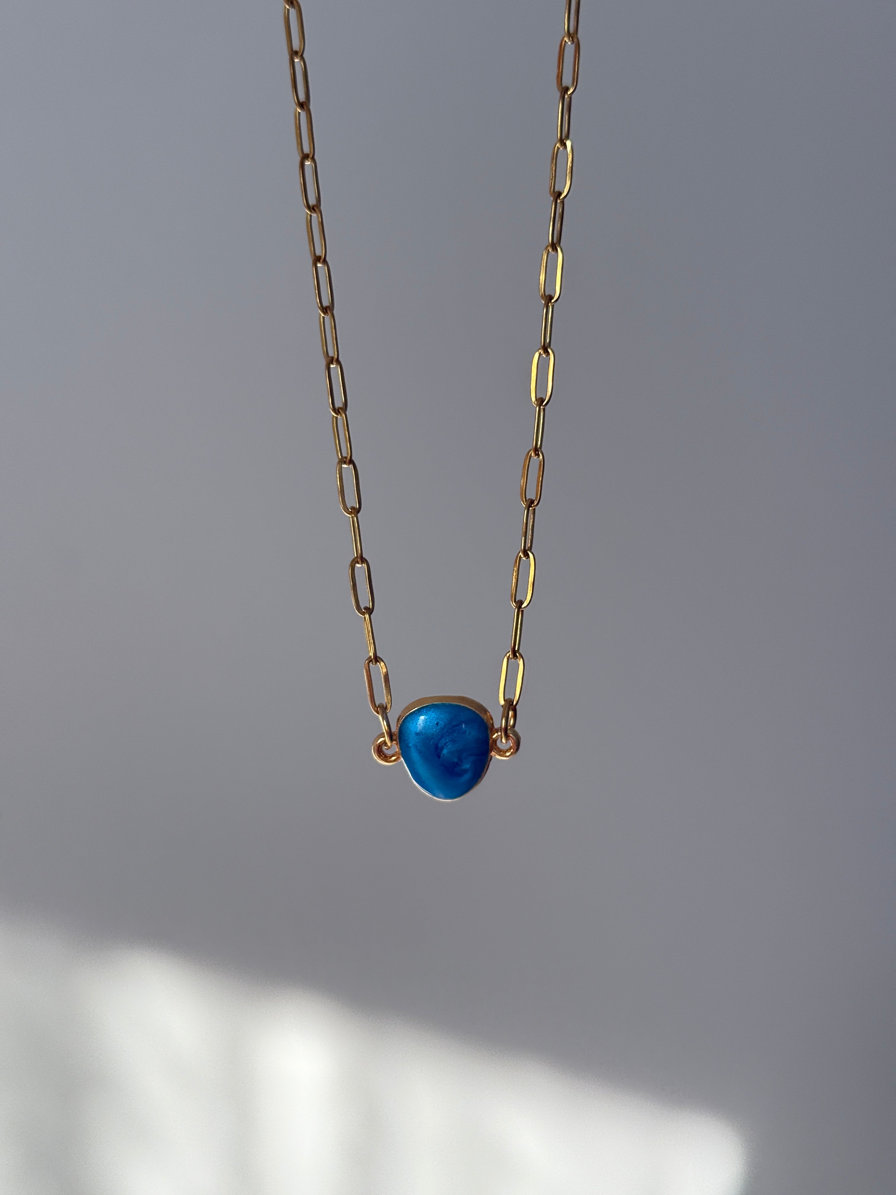 Çelik Ataç Zincirli Mavi Mercan Kolye