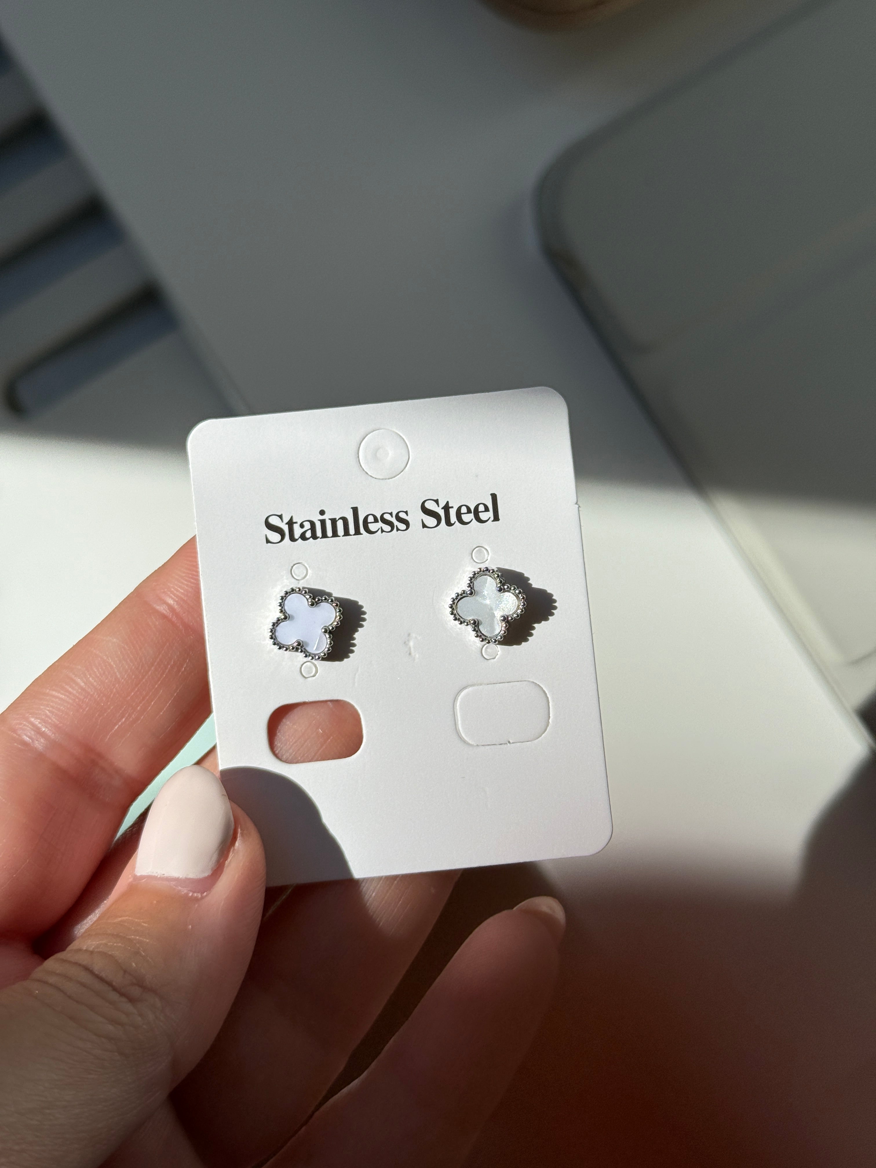 Çelik Silver Beyaz Van Cl**f Küpe