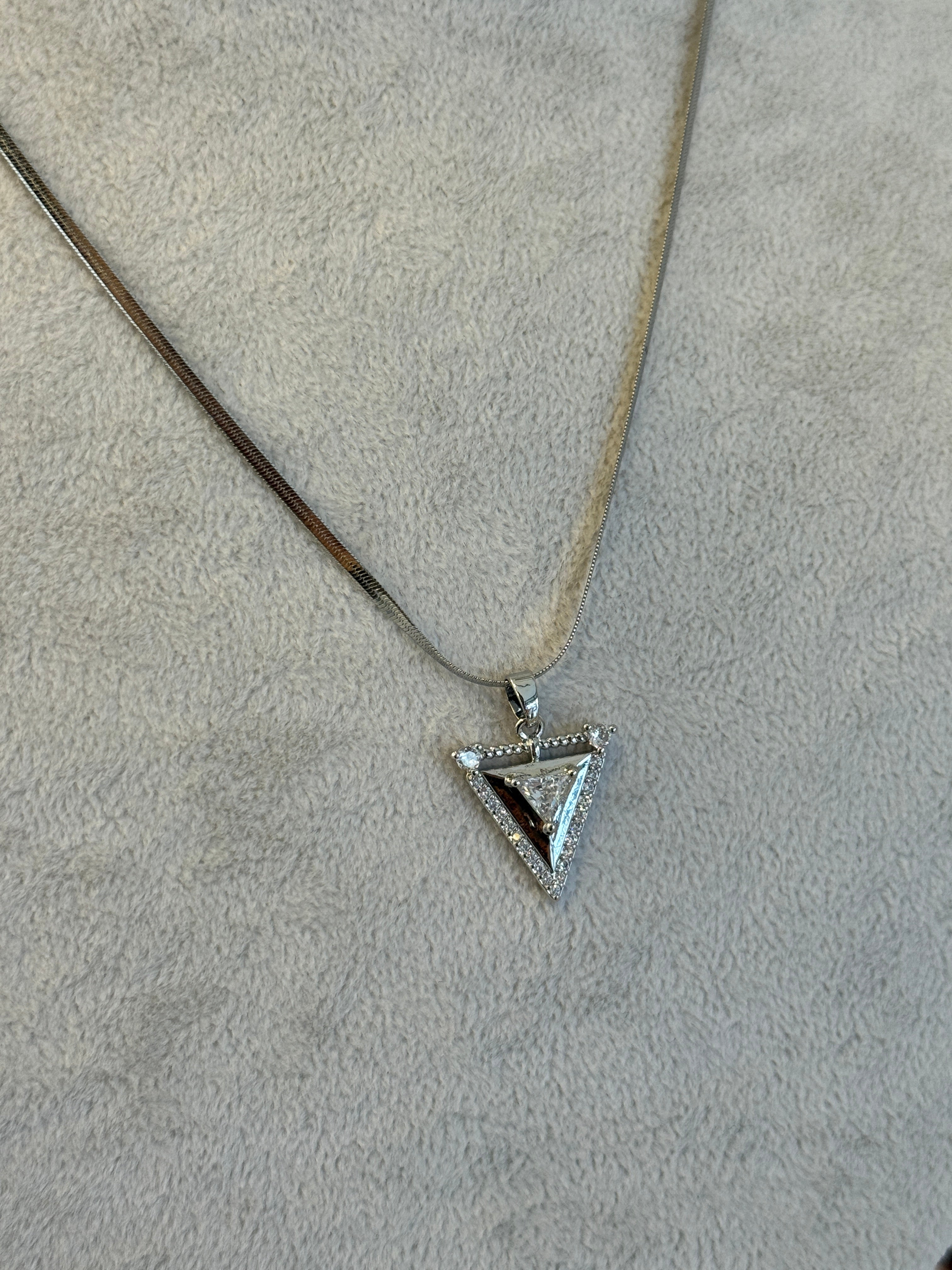 Çelik Taşlı Üçgen Sembol Kolye