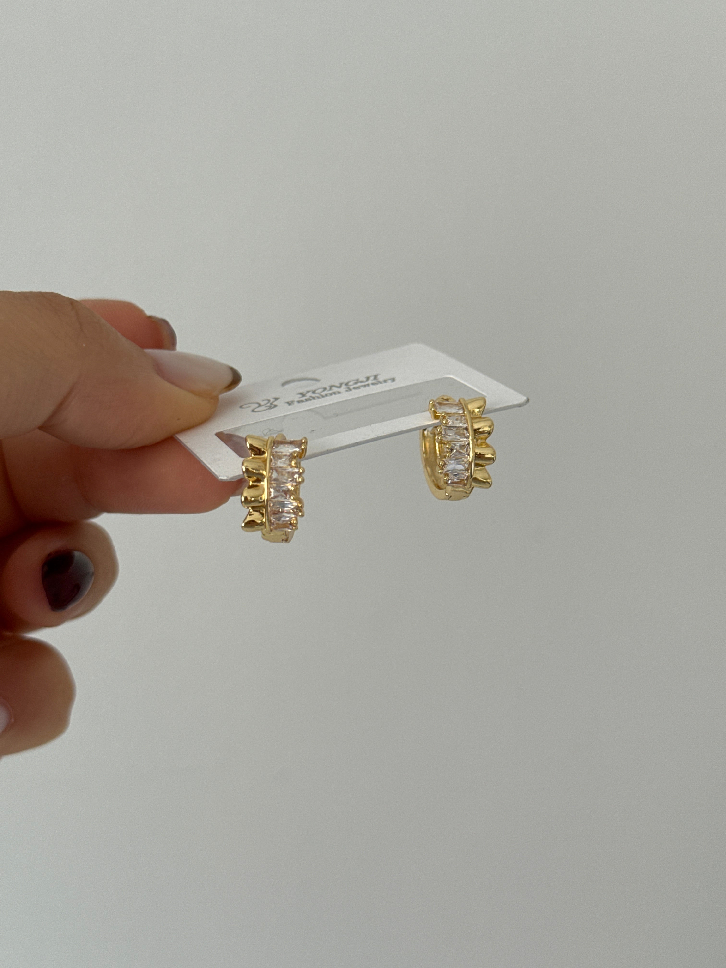 Mini Taşlı Minimal Küpe