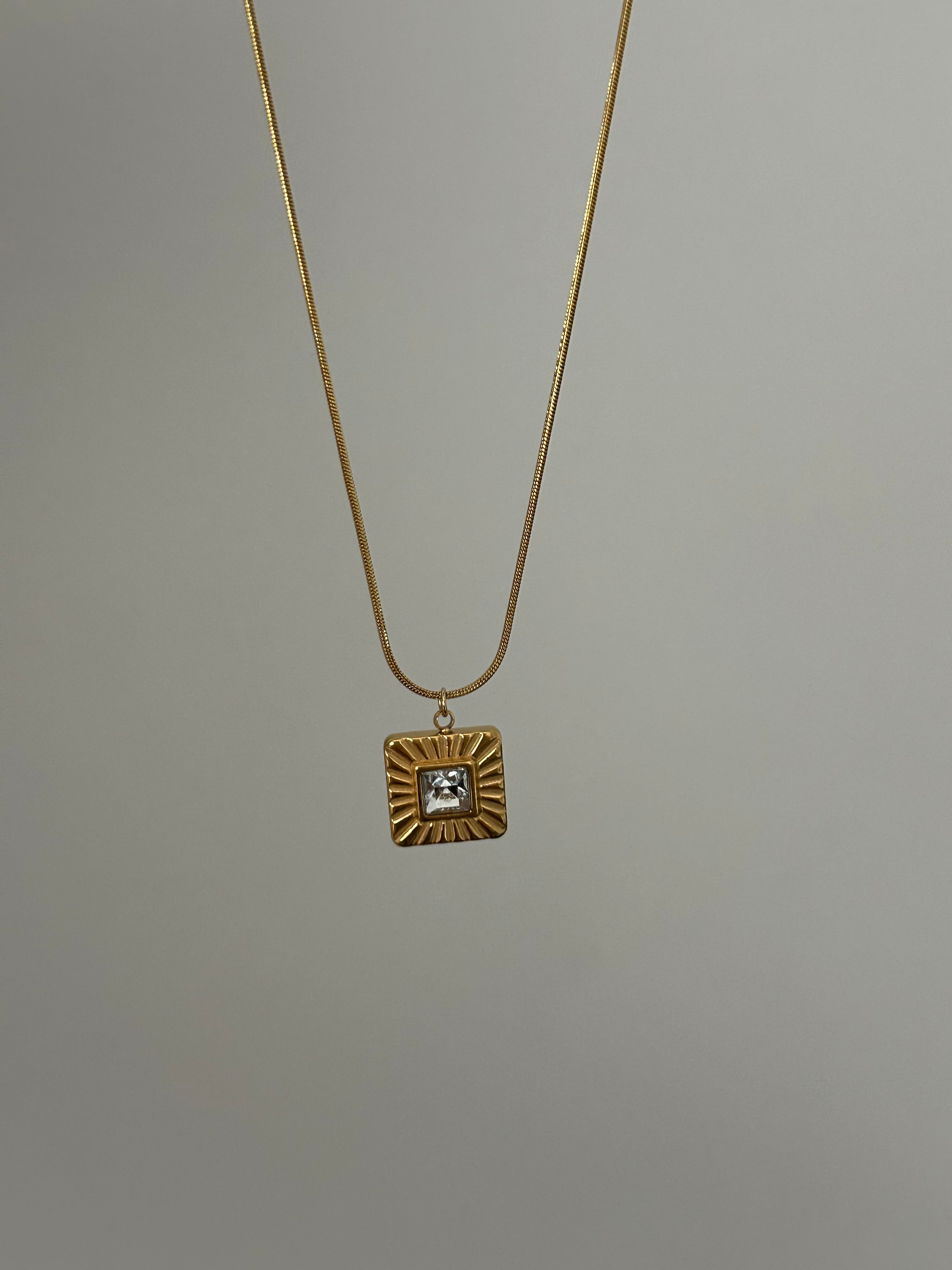 Çelik Bohem Kare Taşlı Kolye