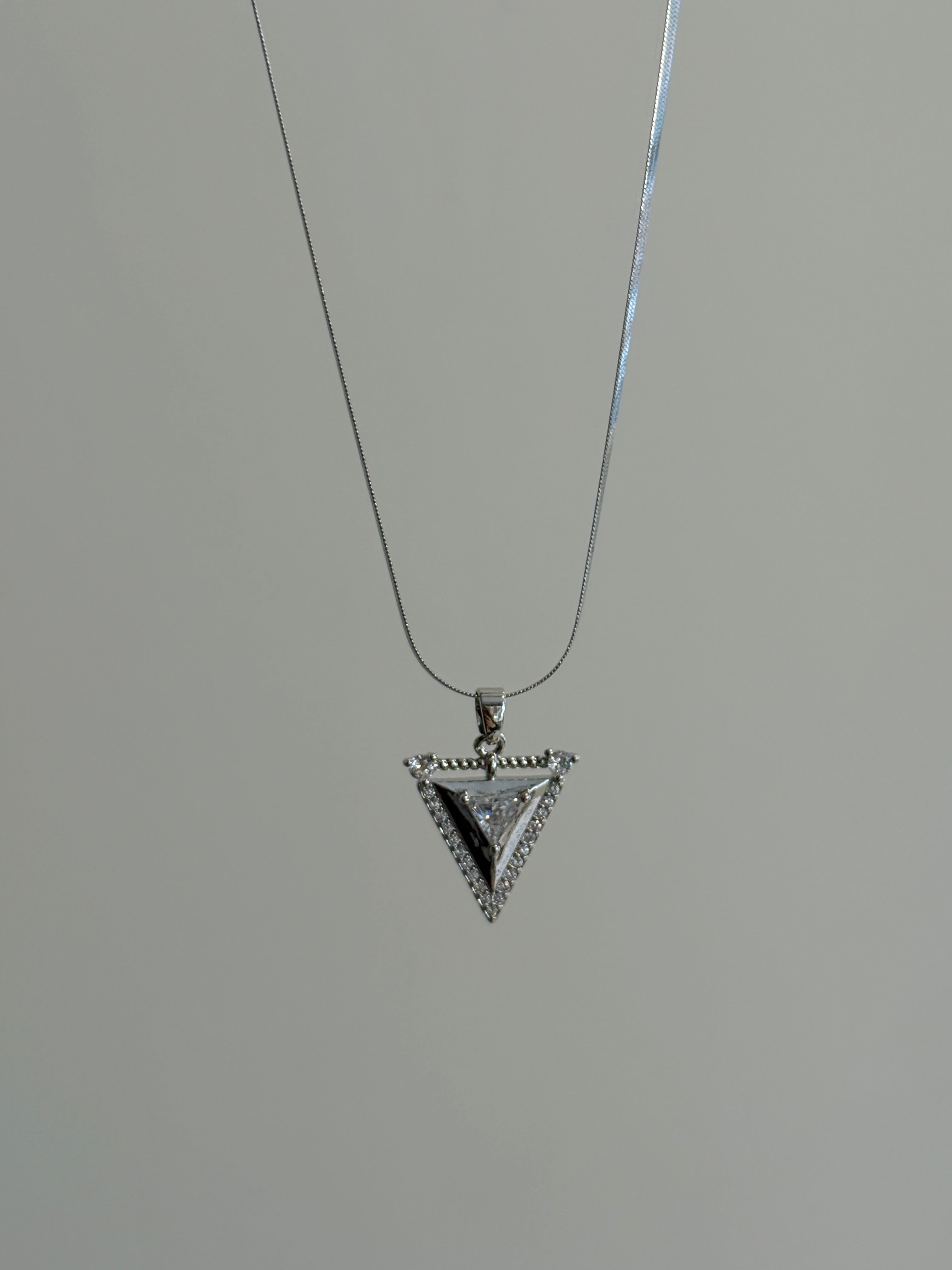 Çelik Taşlı Üçgen Sembol Kolye