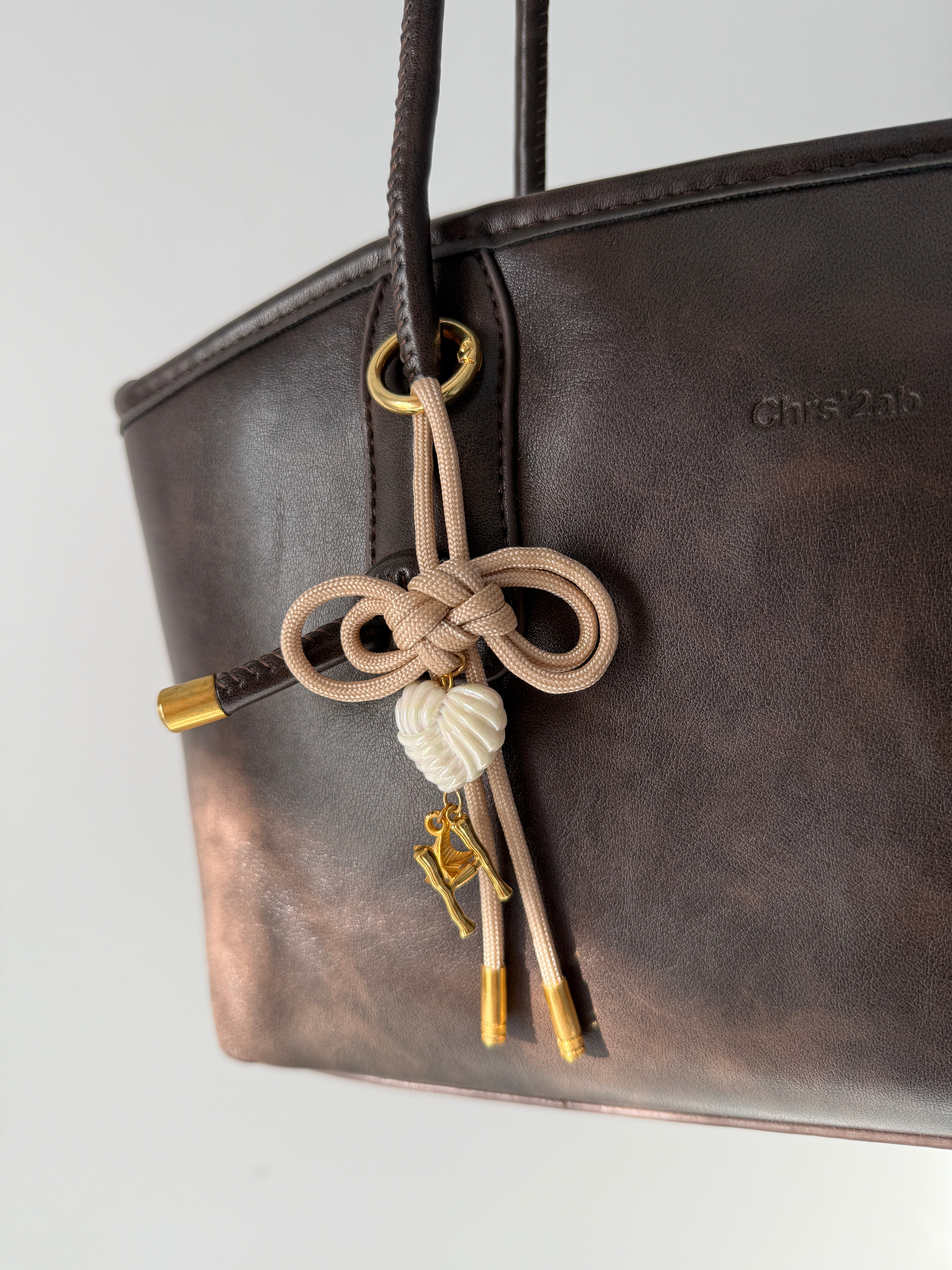 Harf Seçenekli Bej Çanta Charm