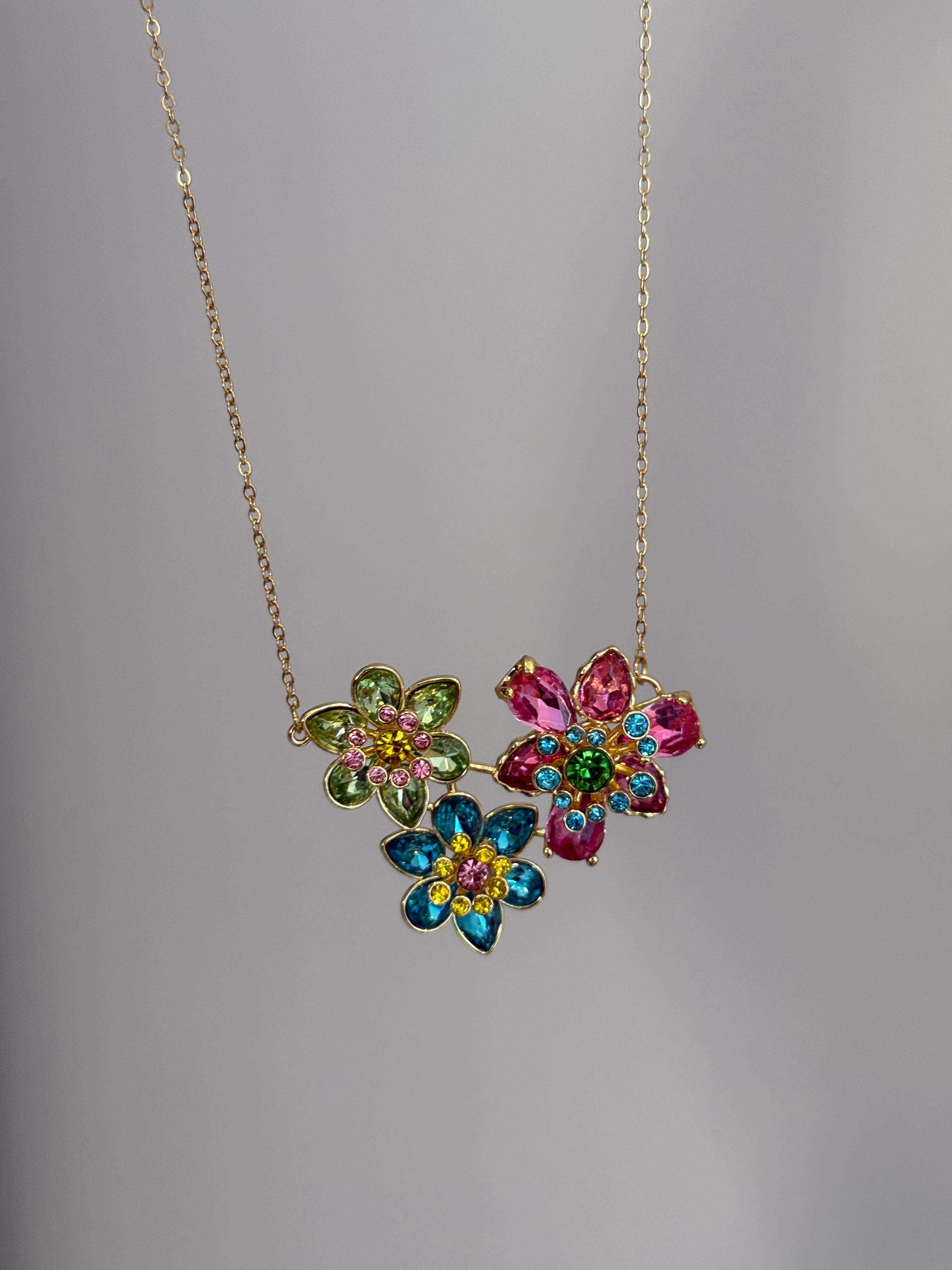 Swarovski Marka Model 3lü Renkli Çiçek Kolye