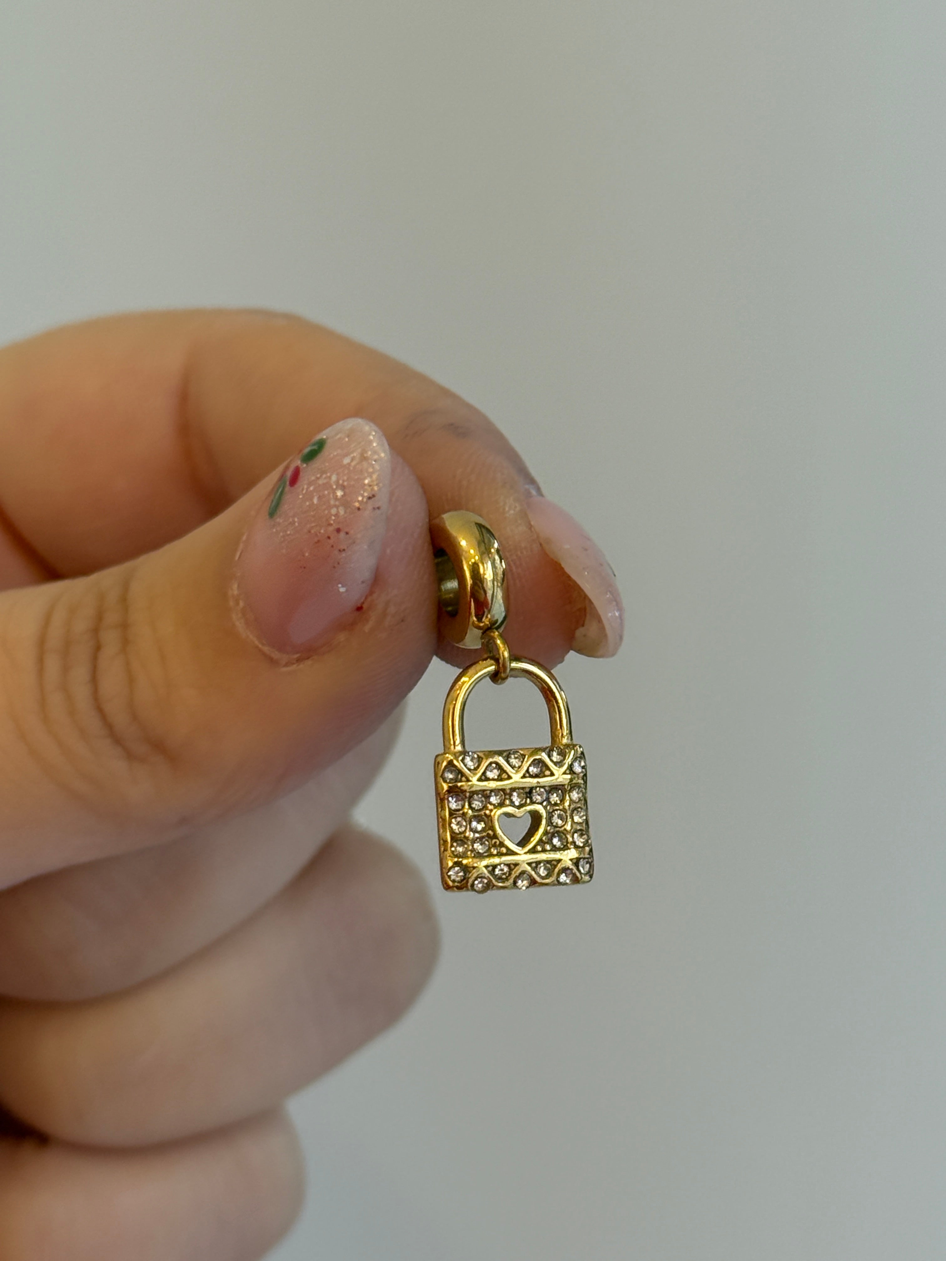 Çelik Taşlı Kilit Gold Charm